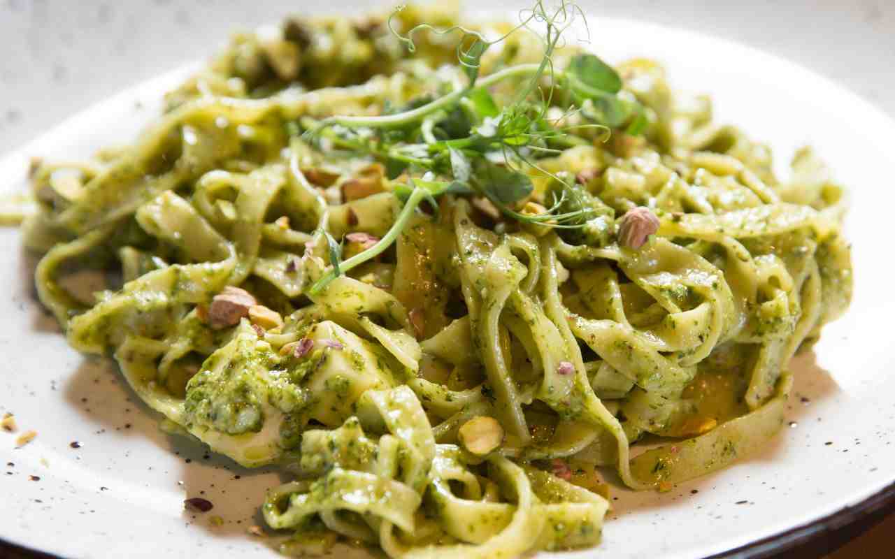 Viikonlopun menu: pasta nokkosella, marinoidulla kanilla ja suomalaisilla paahtoleipillä.