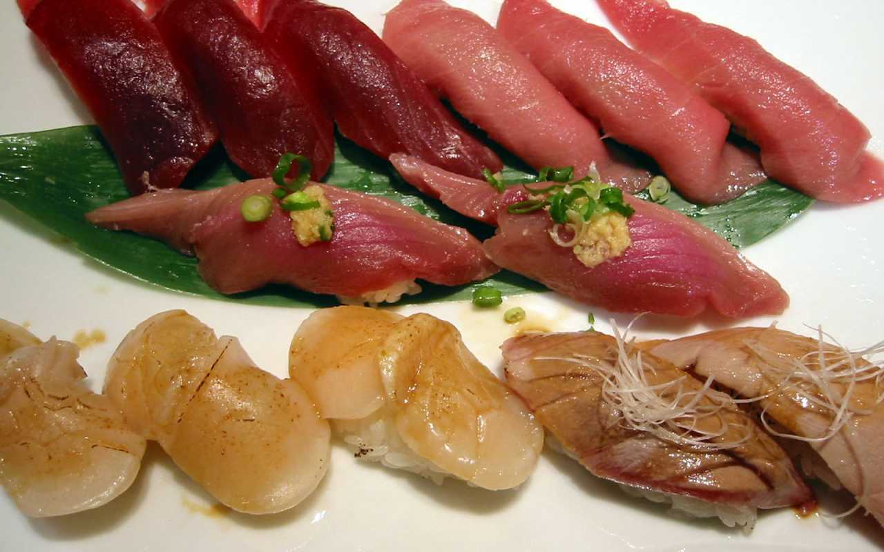 Kuinka valmistaa käsirullia kotona: helpoin resepti kotisushille aloittelijoille