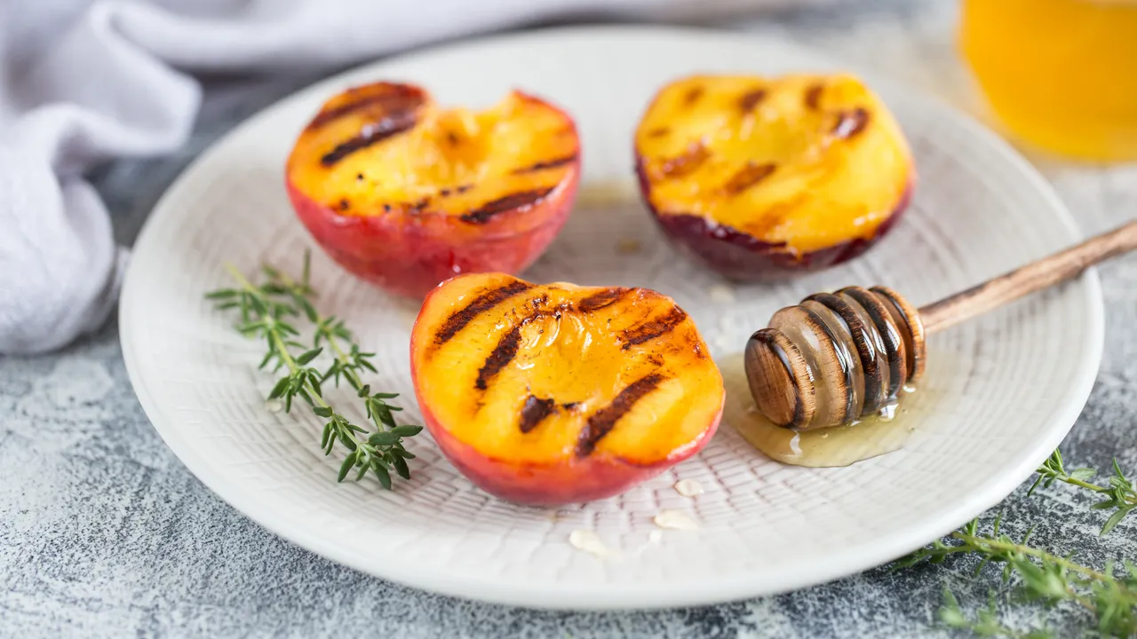 Makean maun räjähdys: helppo ja nopea resepti paistetuille persikoille hunajalla ja kanelilla.
