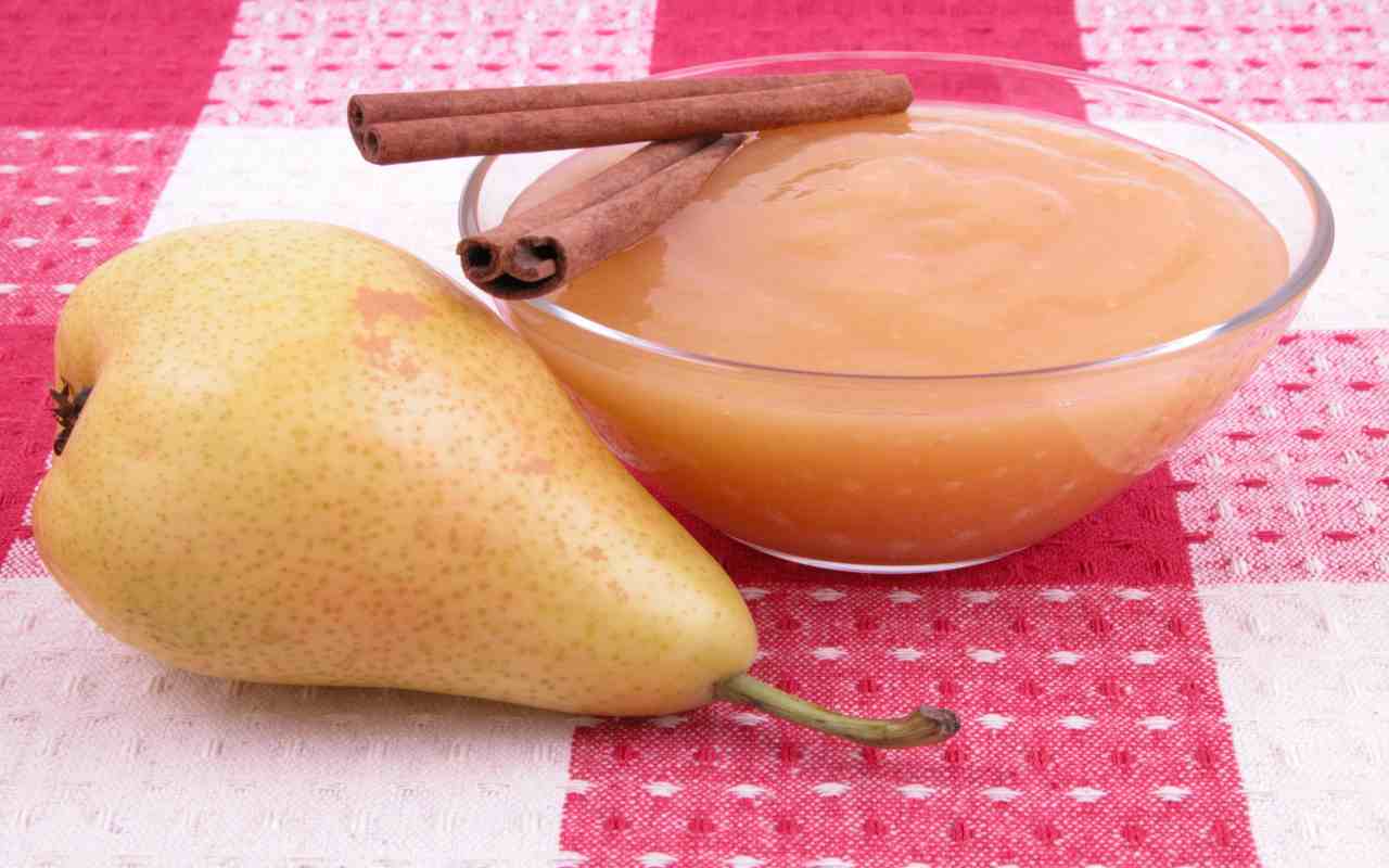 Päärynät, haudutettu punaviinissä mausteiden kanssa: hienostunut jouluinen jälkiruoka, josta tulet varmasti pitämään