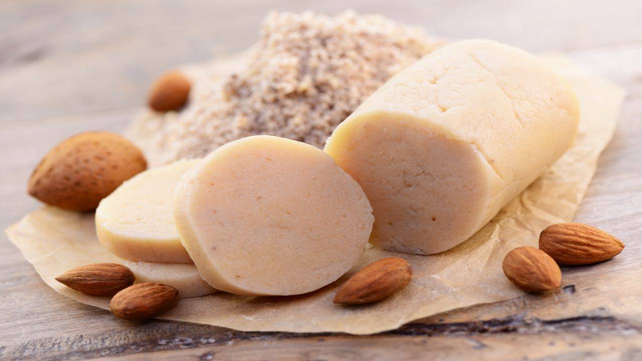 Marzipanin, yhden suosituimmista jouluherkuista, alkuperä: mantelit, sokeri ja vuosisatojen historia.