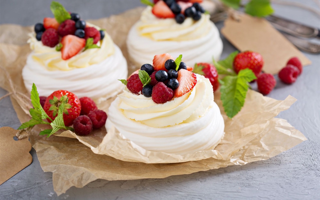 Pavlova kardemummakreemillä ja rosmariini-appelsiinisiirapilla.