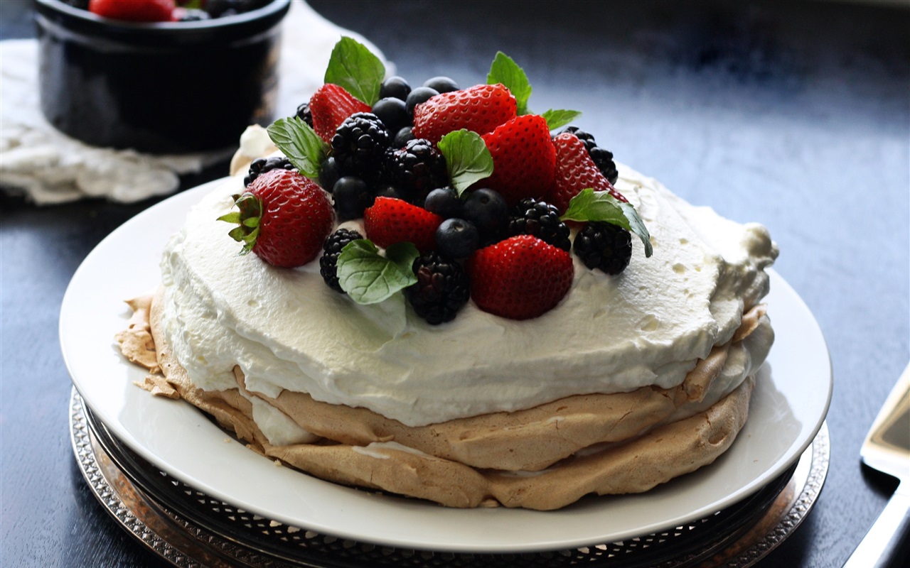 Pavlova kardemummakreemillä ja rosmariini-appelsiinisiirapilla.