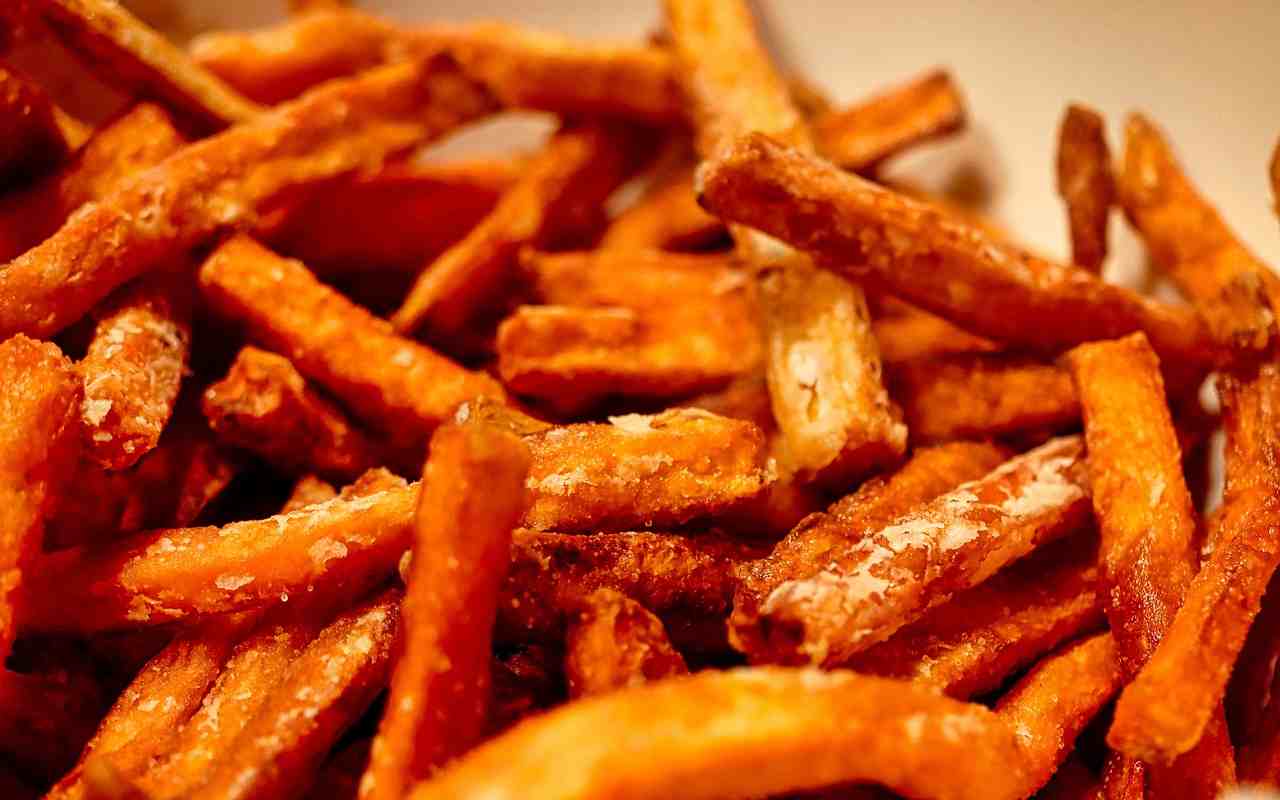 Kuinka valmistaa rapeita bataattiranskalaisia ilmakeittimessä (terveellinen vaihtoehto)