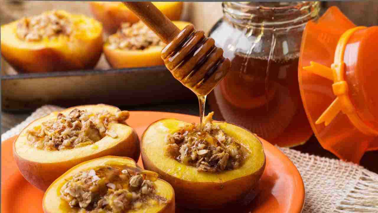 Makean maun räjähdys: helppo ja nopea resepti paistetuille persikoille hunajalla ja kanelilla.