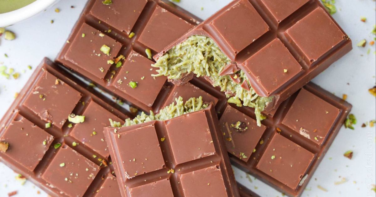 Kuinka valmistaa kotitekoista suklaanuugua Dubaista jouluksi: suosittu makea herkku, jossa yhdistyvät pistaasikreemi ja kataifi