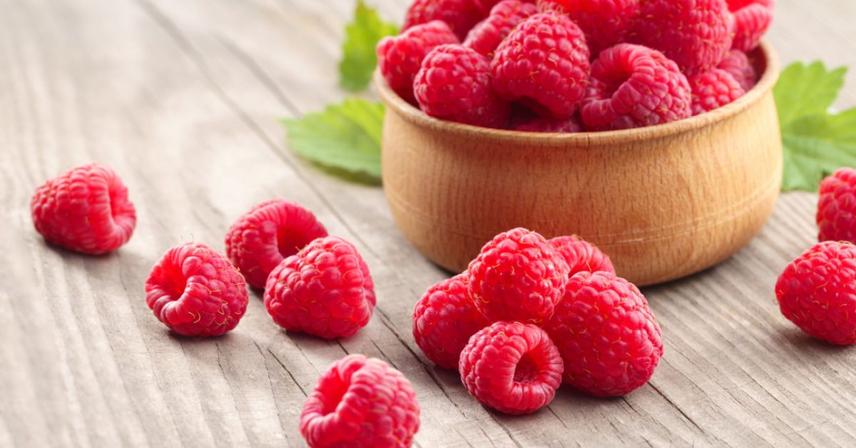 Jouludessert, jossa on haudutettua ananasta, vadelmaa ja merengiä sekä murotaikinaa