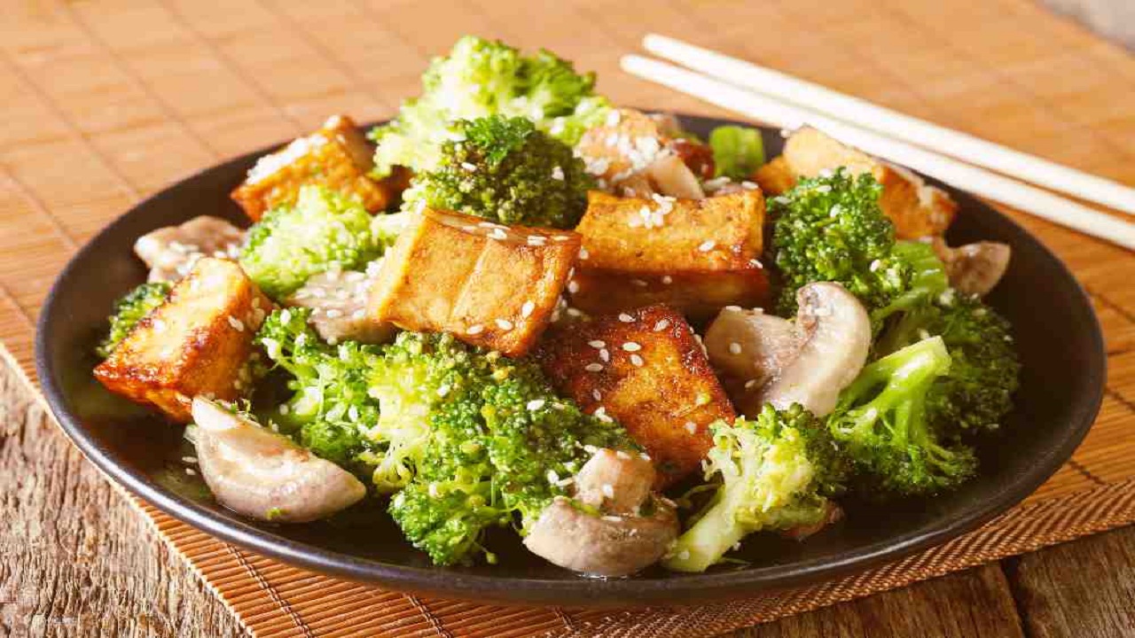 Helppoja ruokia aerogrillissä: paistettu tofu ja vihannekset.