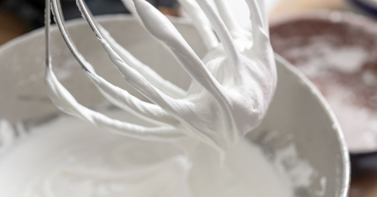 Ei enää kakkuja. Valmistan mini-meringuja pistaasipähkinöillä ja suklaamoussella – vertaansa vailla oleva herkku ja helppo valmistaa