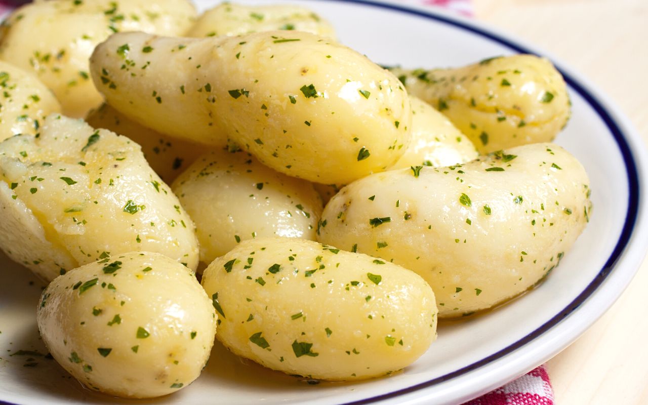 Lopeta perunoiden keittäminen vedessä. On paljon parempi tapa.