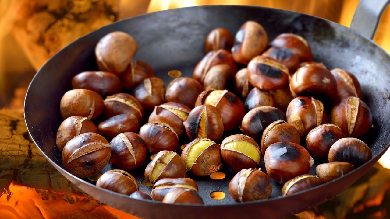 Unohda mantelit! Nauti paahdettuja kastanjoita, kuten joulumarkkinoilla.