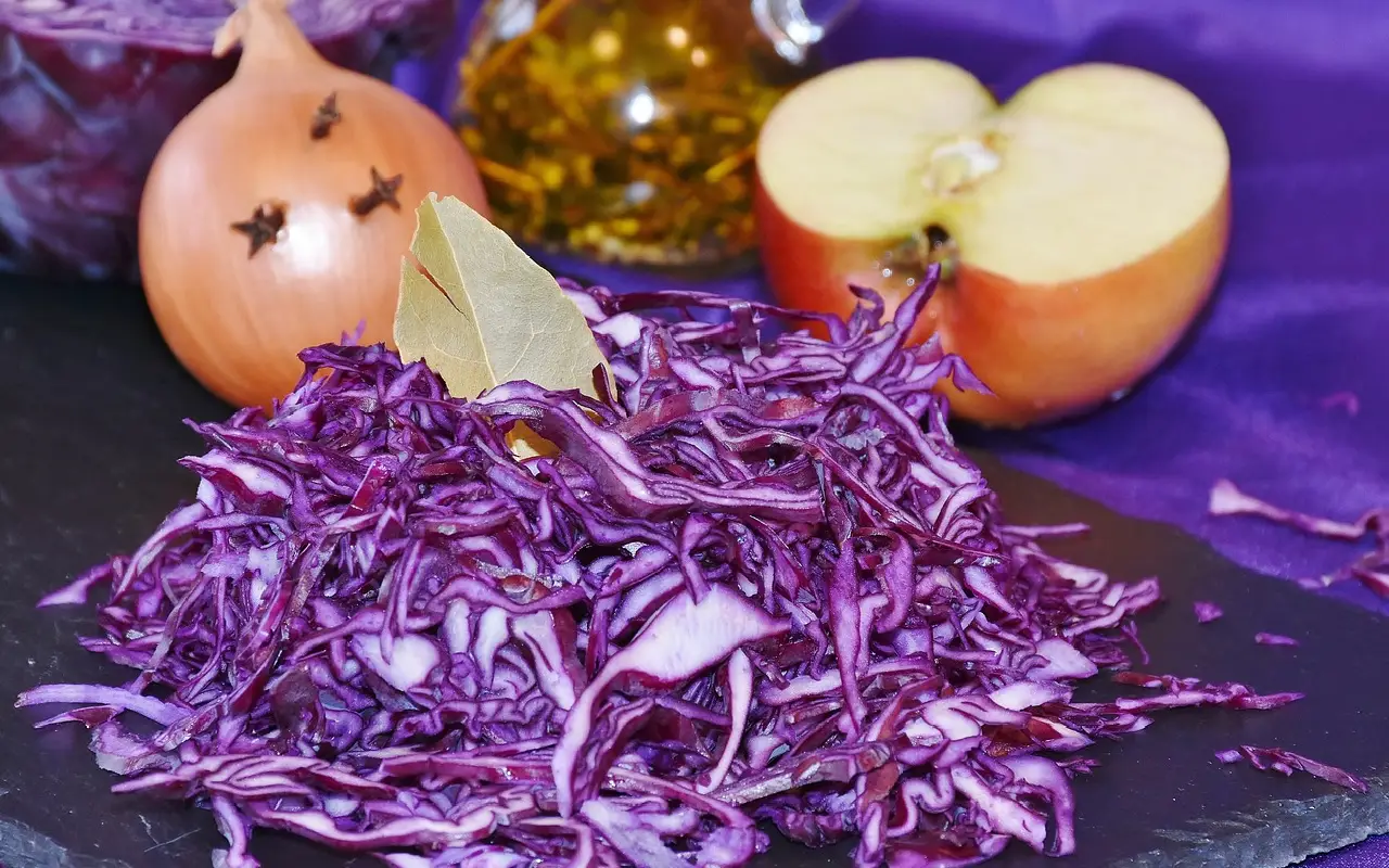 Lisään hapankaaliin kaksi hedelmää. Salaatti on uskomattoman mehukas.