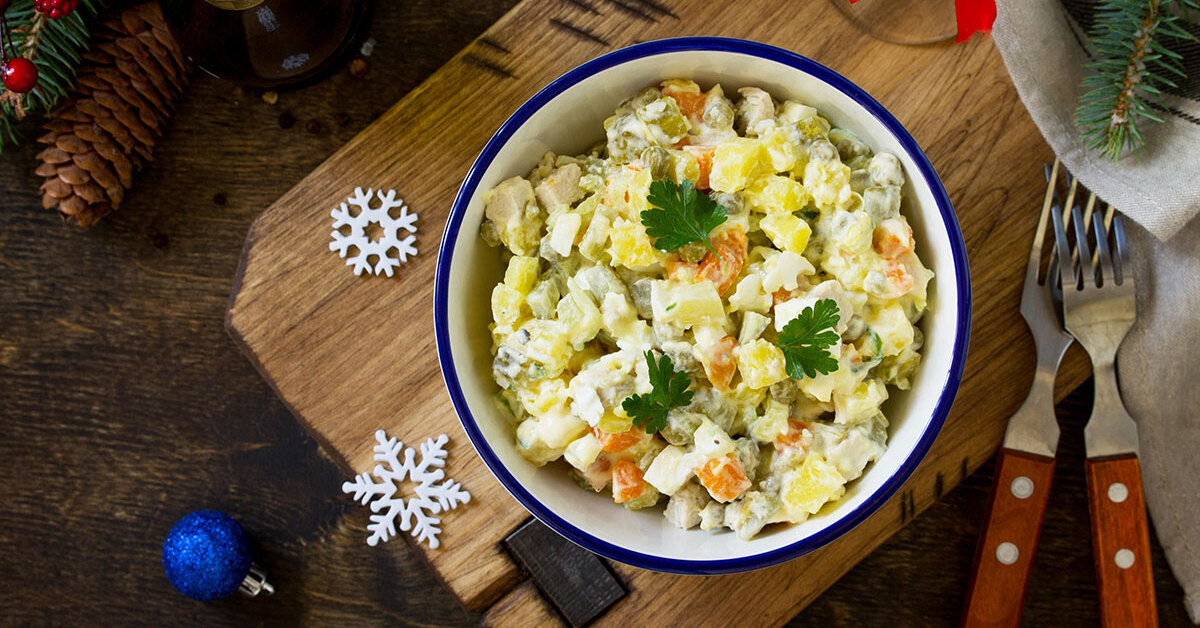 Joulu aloittelijoille: kuinka valmistaa perinteinen salaatti muutamassa minuutissa ja ilman suuria kustannuksia