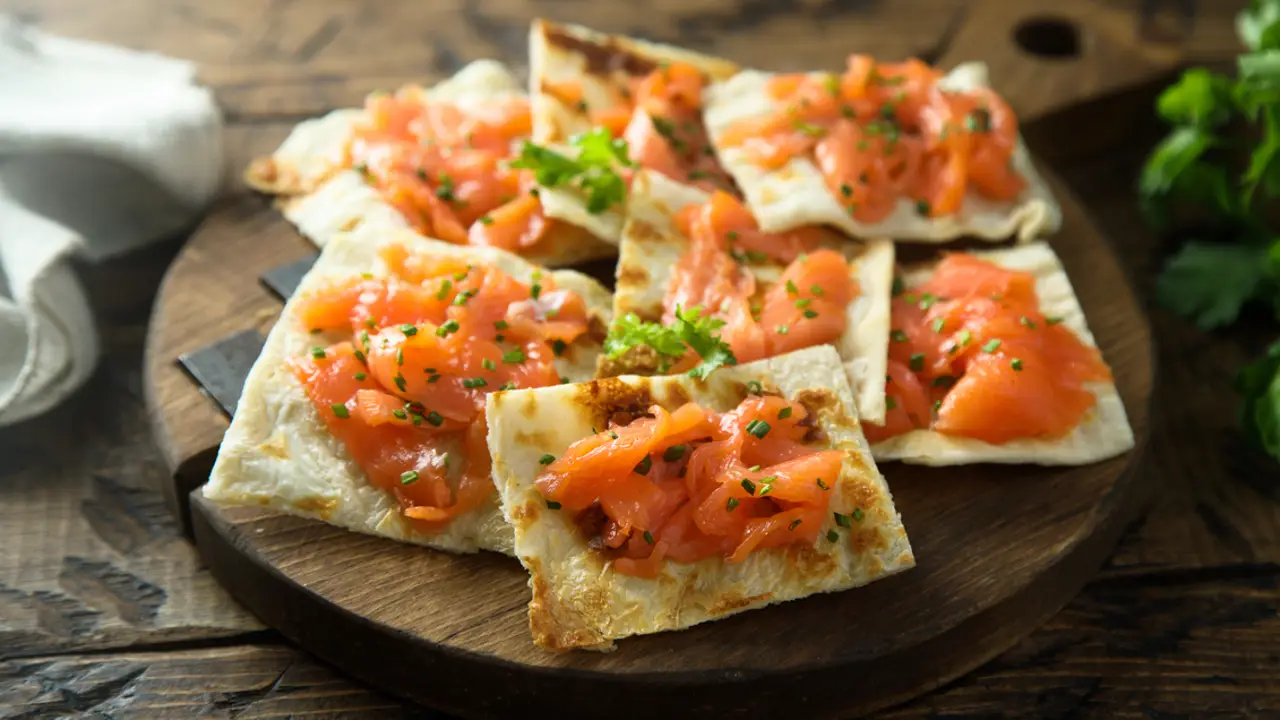 Lehtitaikina lohi ja katkarapuja: täydellinen alkupala onnistuneeseen jouluun