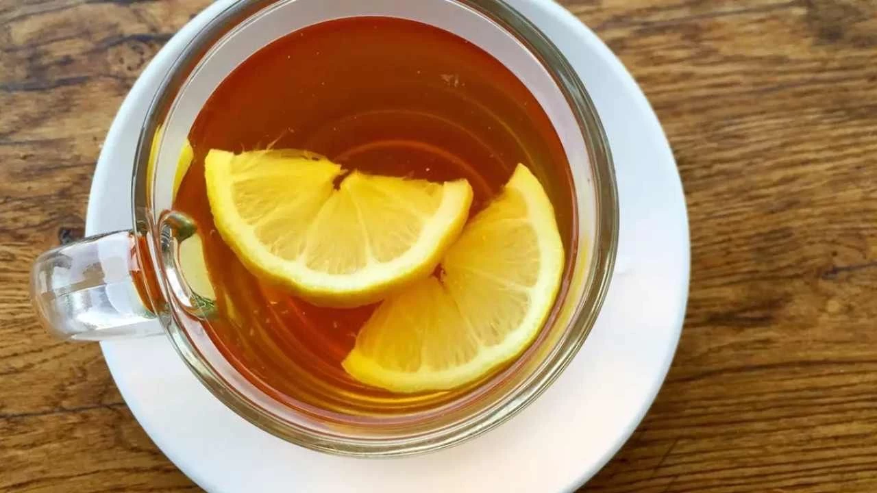 Kaikki varoittavat lisäämästä sitruunaa teeseen. Mutta on myös jotain muuta haitallista.