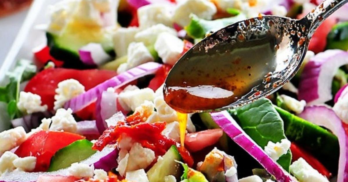 Lisään sen kaaliin. Salaatti katoaa nopeammin kuin porsaan kyljys.