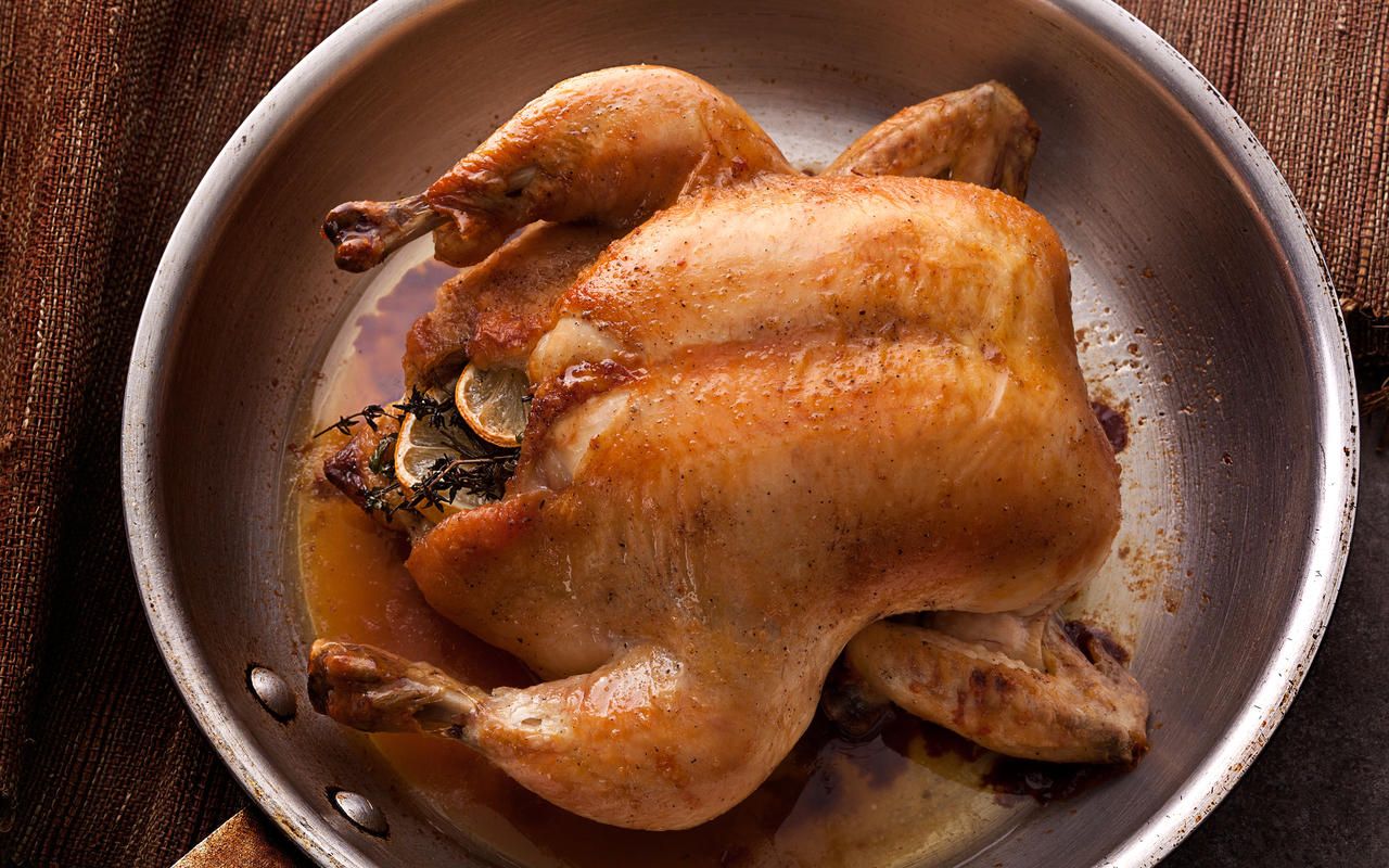 Kana paistuu kultaisella ja rapealla kuorella: noudata kolmea tärkeintä paistamisen sääntöä