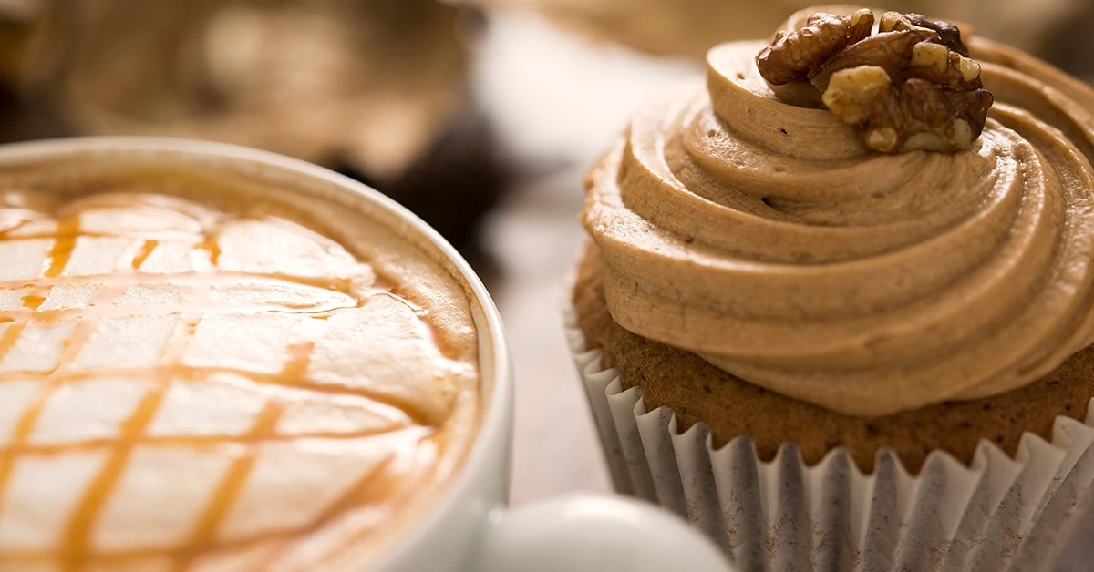 Suomalaiset kahvikakut ovat käsintehtyjä jälkiruokia, joissa yhdistyvät maku ja perinteet.