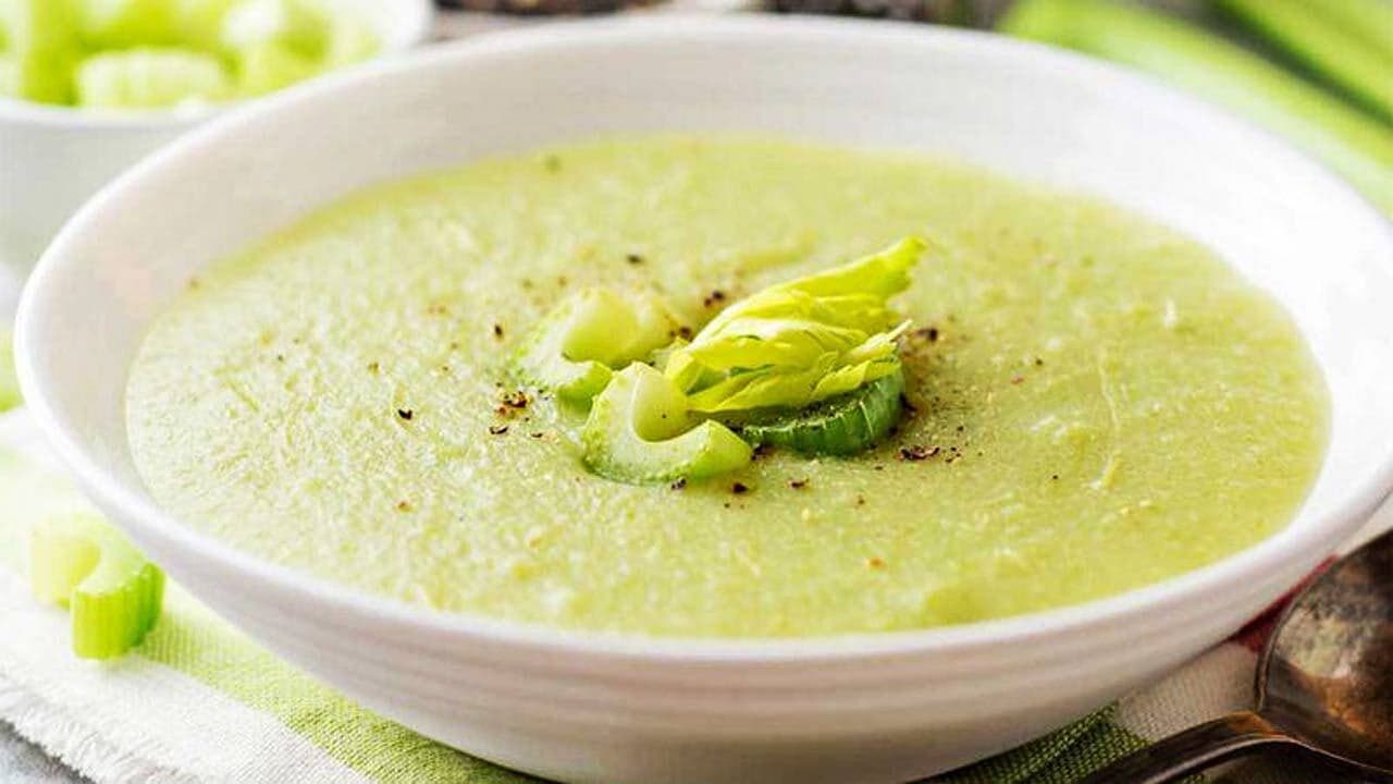 Porkkanan ja selleriin perustuva kerma-keitto on terveellinen ja kevyt resepti, joka sopii erinomaisesti illalliseksi.