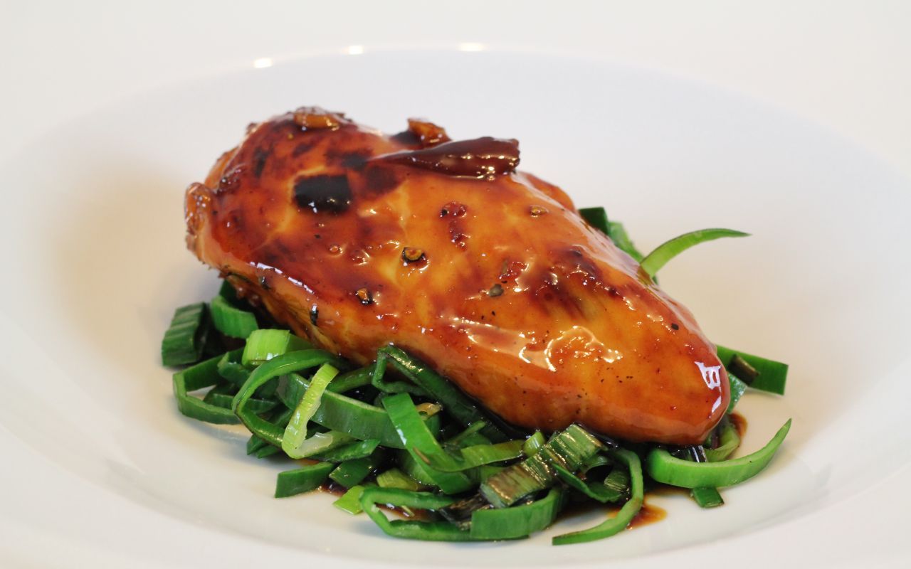 Teriyaki-kastikkeella ja ananaksella glaseeratut kananrinnat