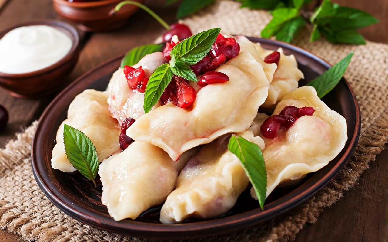 Yksinkertaiset juustokastikkeella ja hillolla täytetyt pelmeni, joiden valmistus ei ole monimutkaista