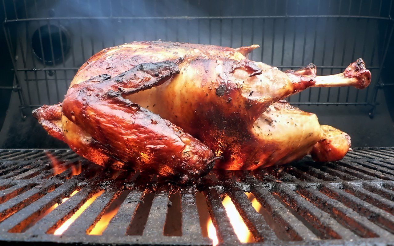 Kana paistuu kultaisella ja rapealla kuorella: noudata kolmea tärkeintä paistamisen sääntöä