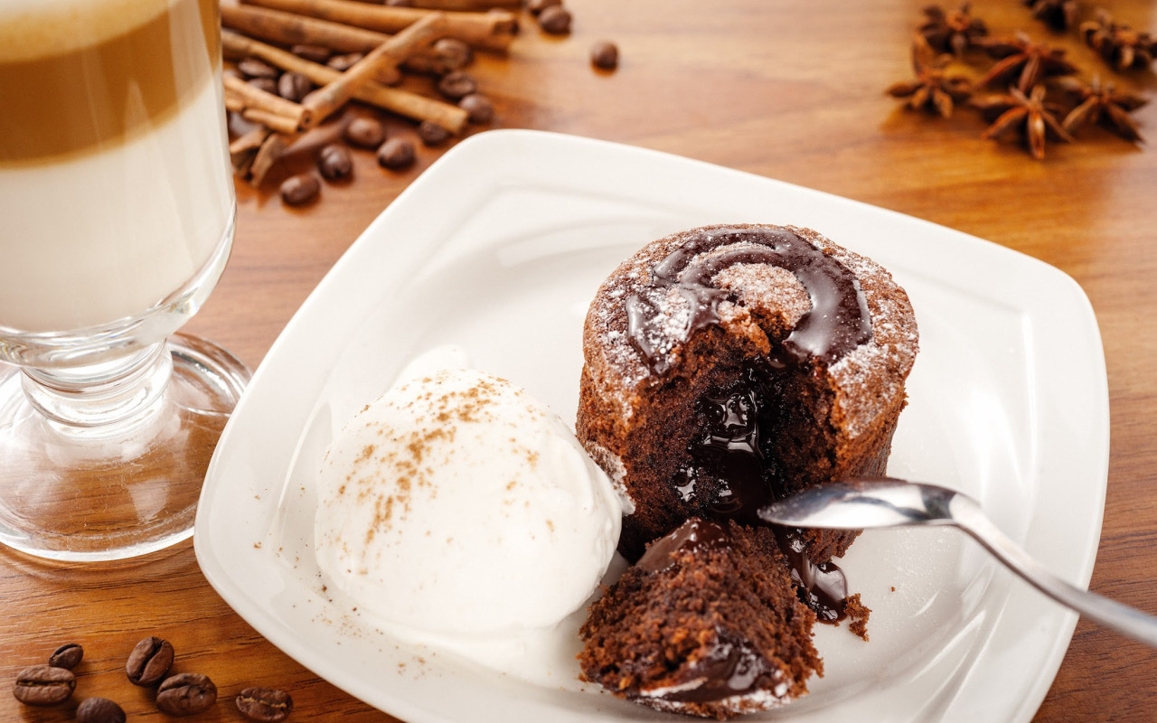 Otan kaksi kypsää kaki-hedelmää ja tunnin kuluttua pöydällä on suklaajälkiruoka, josta lapset ovat innoissaan ja aikuiset pyytävät reseptiä.