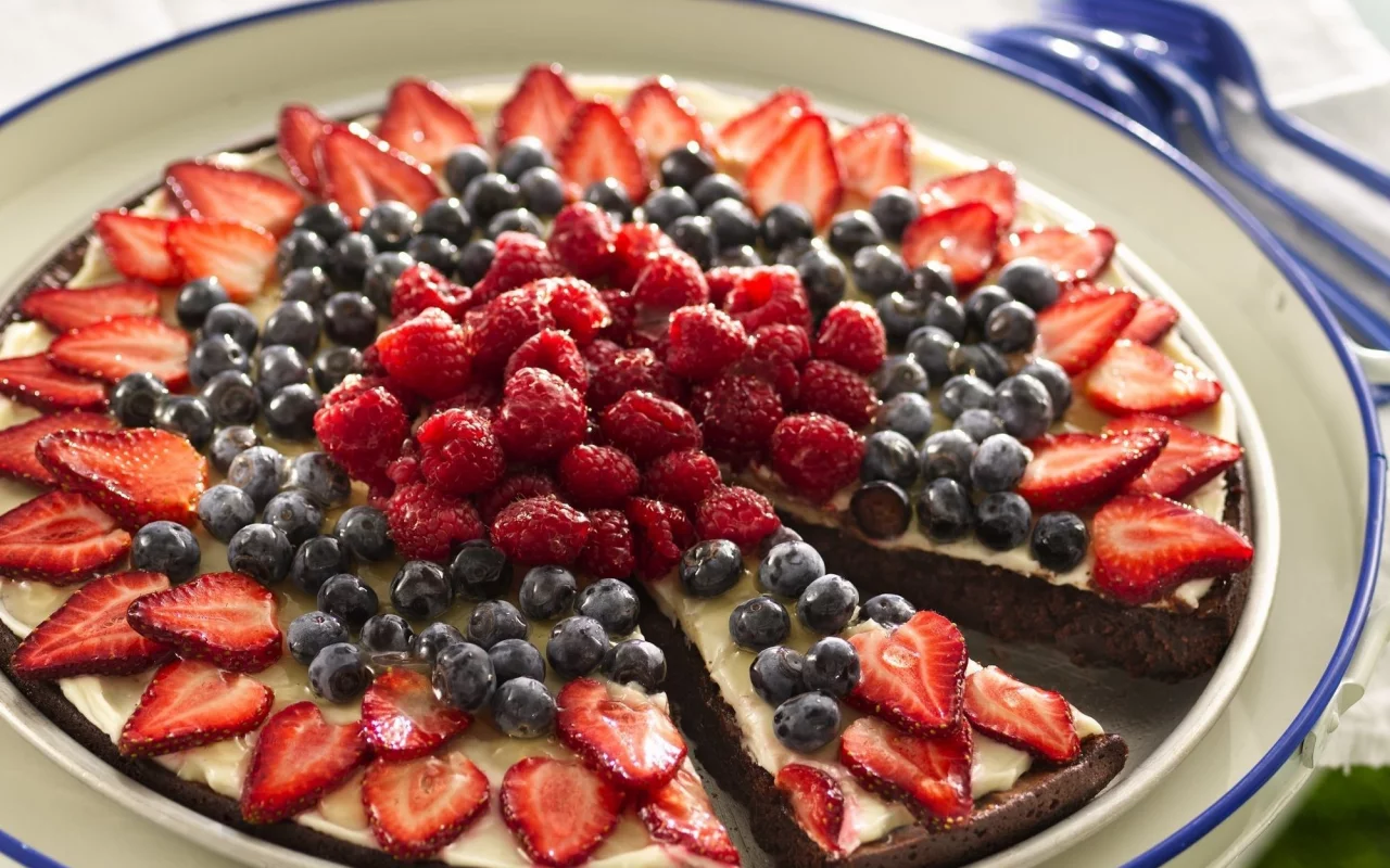 Kermalla ja gelatiinilla täytetty mansikkapiirakka: raikas ja makea resepti.