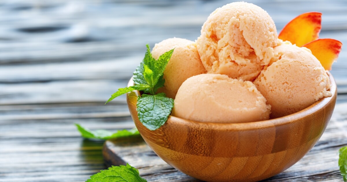 Kuinka valmistaa kotitekoista persikkajäätelöä terveelliseksi välipalaksi