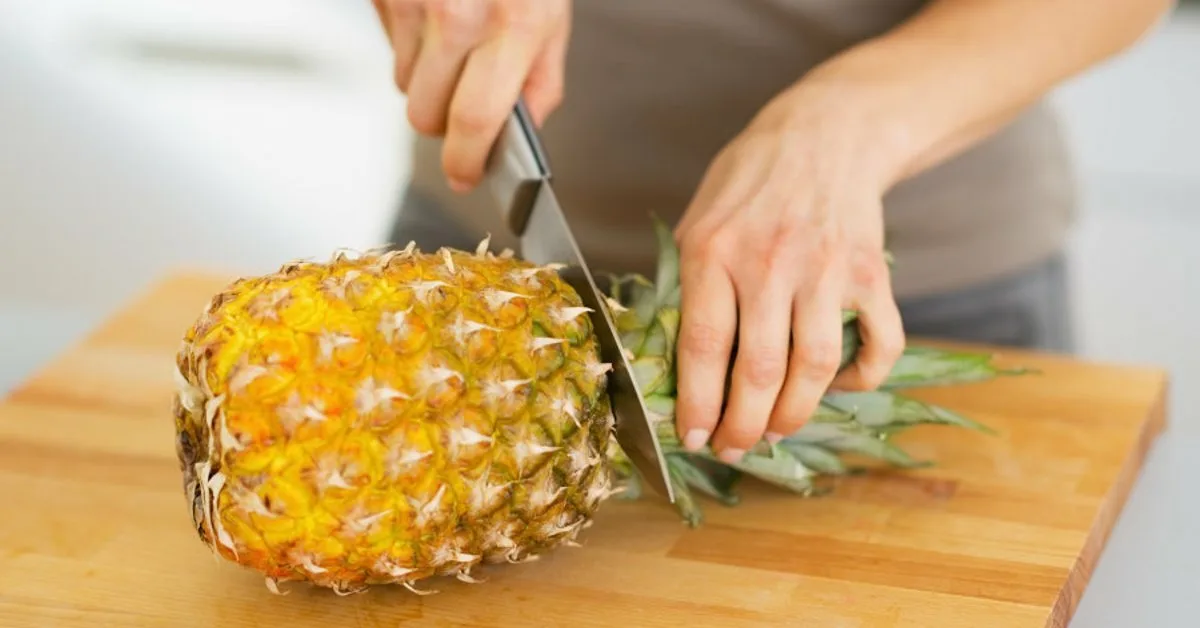Jouludessert, jossa on haudutettua ananasta, vadelmaa ja merengiä sekä murotaikinaa