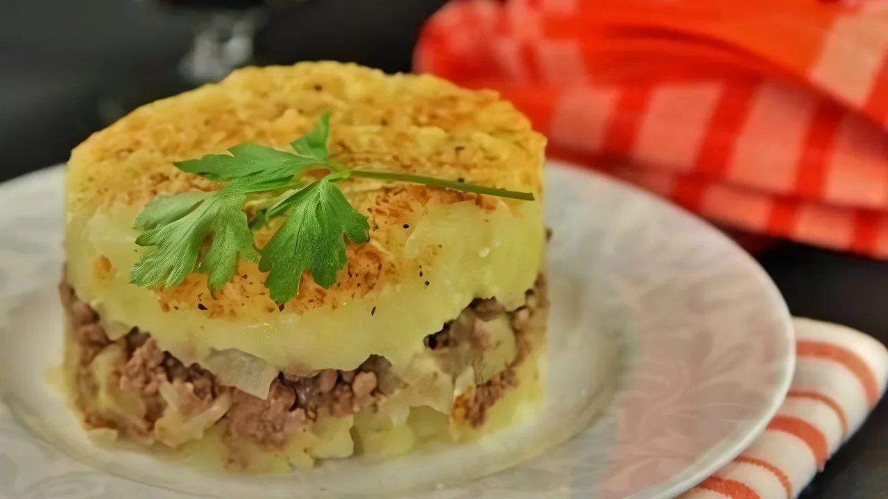 Hemmottele itseäsi tällä maalaismainen ruokalajilla, joka on valmistettu pannulla perunasta, jauhelihasta ja juustosta.