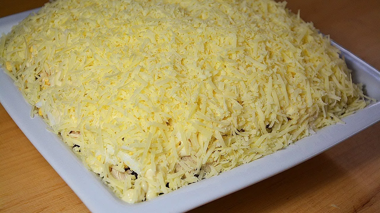 Pilkon kanan kuiduiksi ja kerään kerroksittain salaatin savustetulla juustolla — tuloksena on mieto Afonya ilman majoneesia