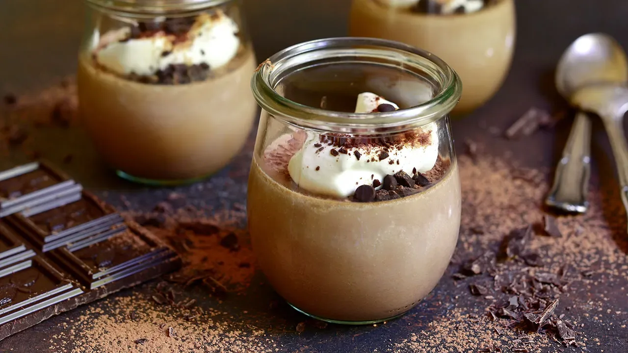 Carlos Arginianon yksinkertainen ja mutkaton jälkiruoka: kahvipannacotta suklaakreemillä.