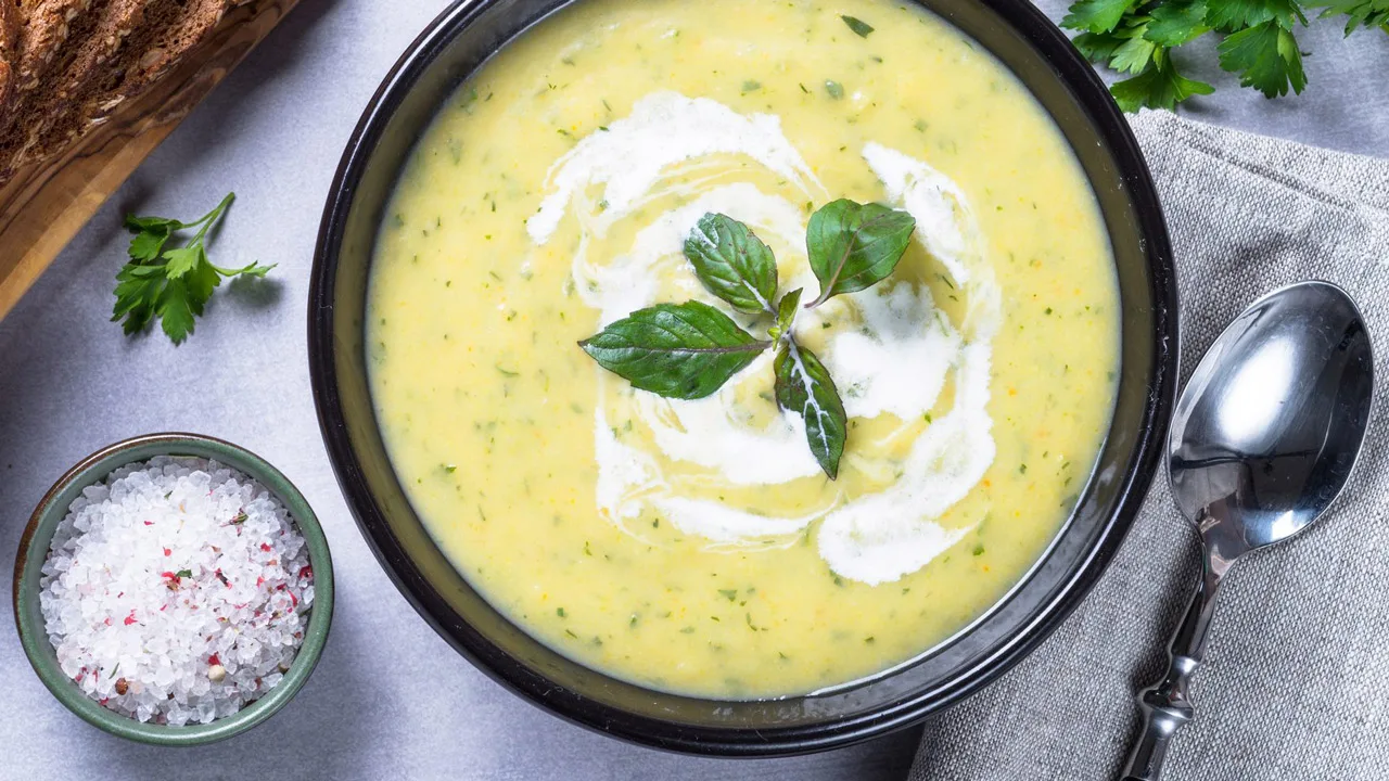 Zucchini- ja purjo-kerma-keitto luuliemellä on lämminhenkinen illallinen.