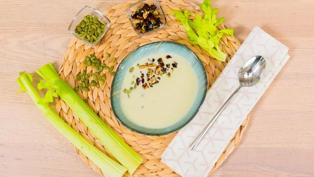 Porkkanan ja selleriin perustuva kerma-keitto on terveellinen ja kevyt resepti, joka sopii erinomaisesti illalliseksi.