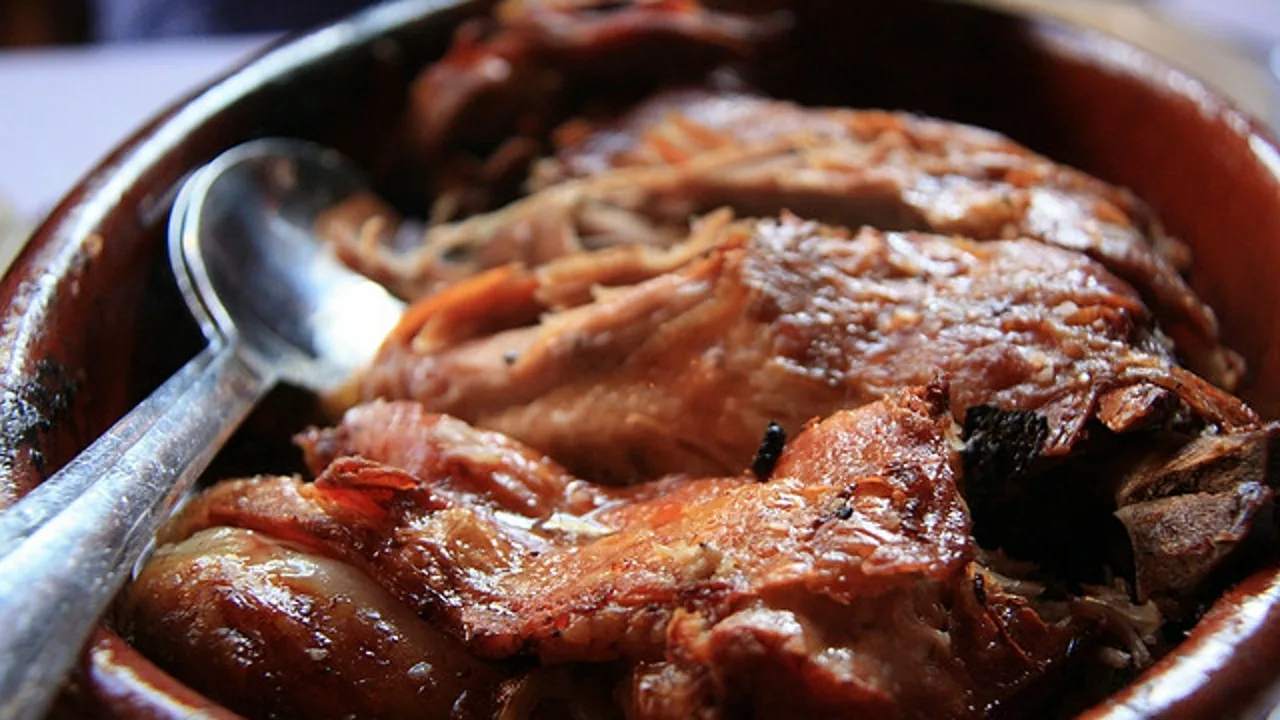 Paras paistettu maitolammas: perinteinen lammasresepti erityistilaisuuksiin.