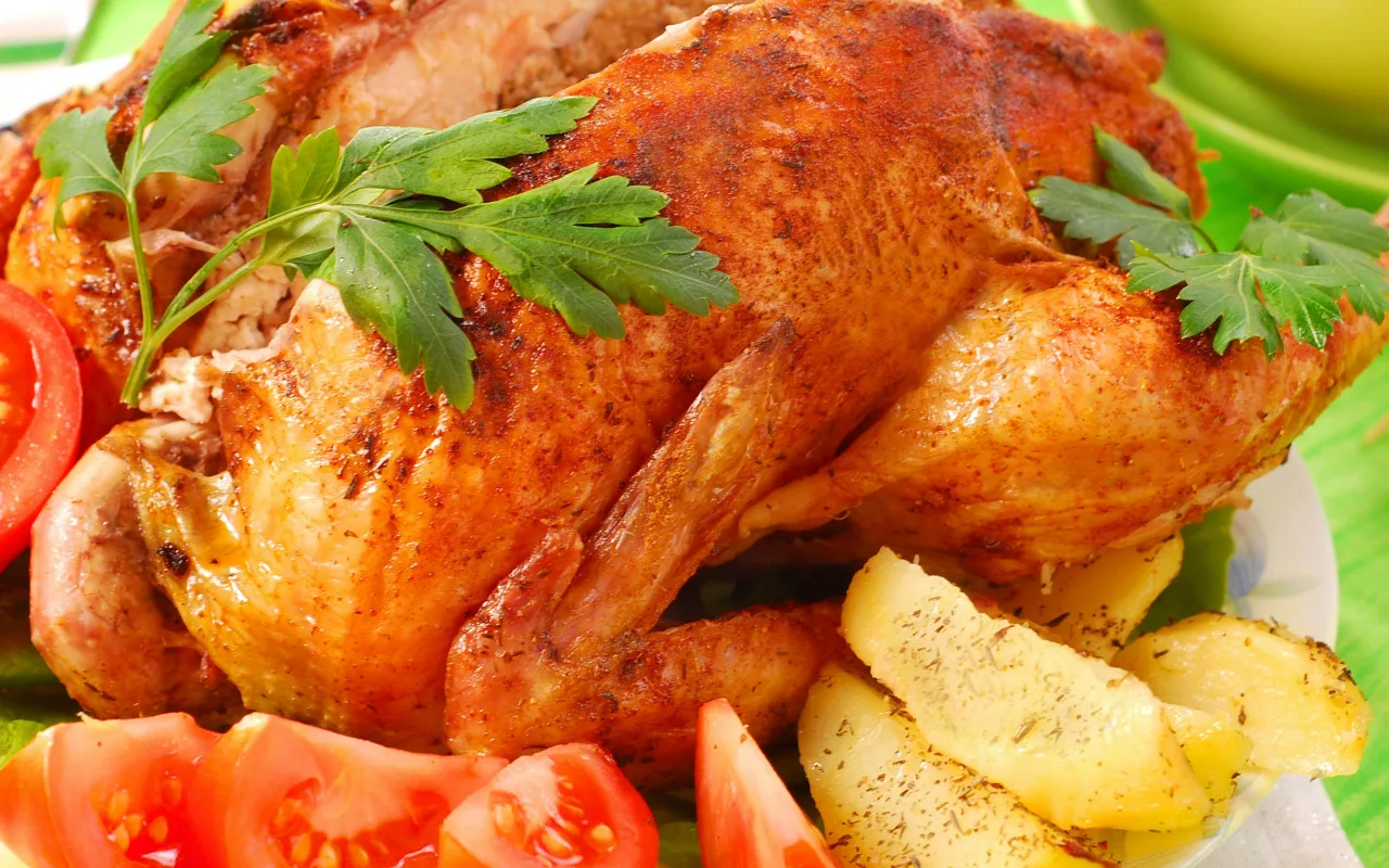 Kana paistuu kultaisella ja rapealla kuorella: noudata kolmea tärkeintä paistamisen sääntöä