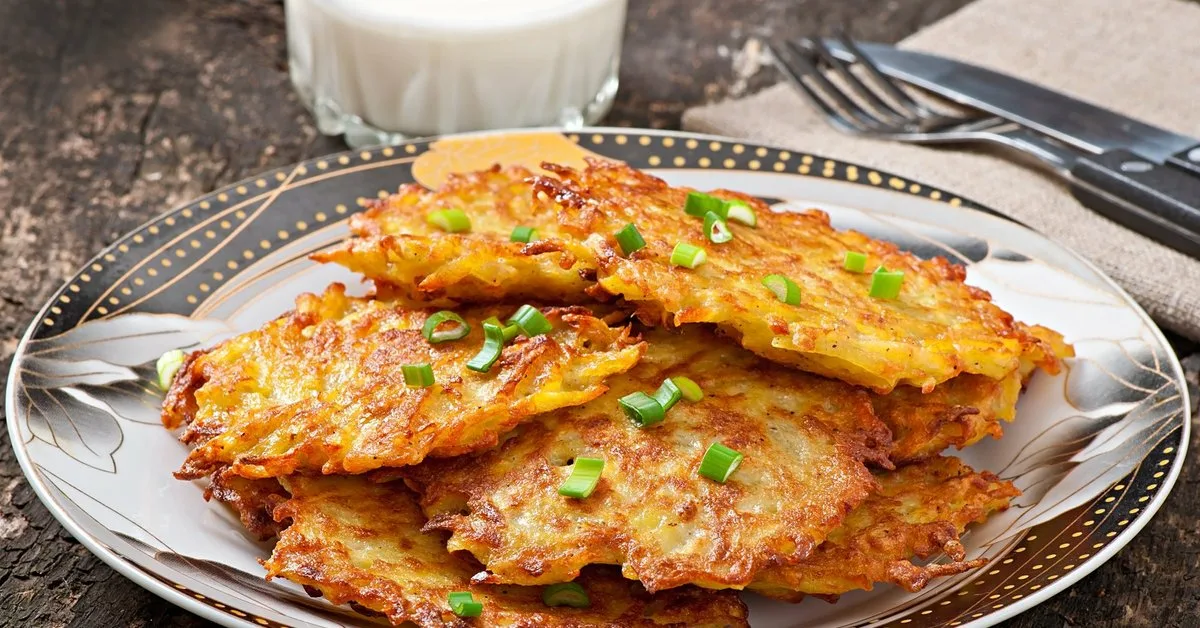 Lisää tämä raastettuun perunaan, niin pannukakut eivät ime rasvaa. Ne tulevat kullanruskeiksi ja rapeiksi.