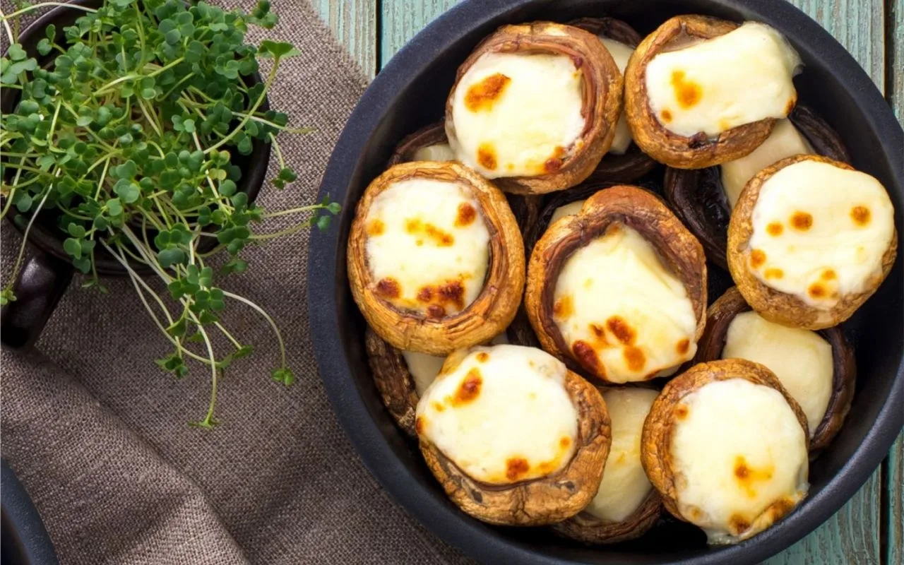 Metsäsienivolovanit mustan valkosipulin kermalla