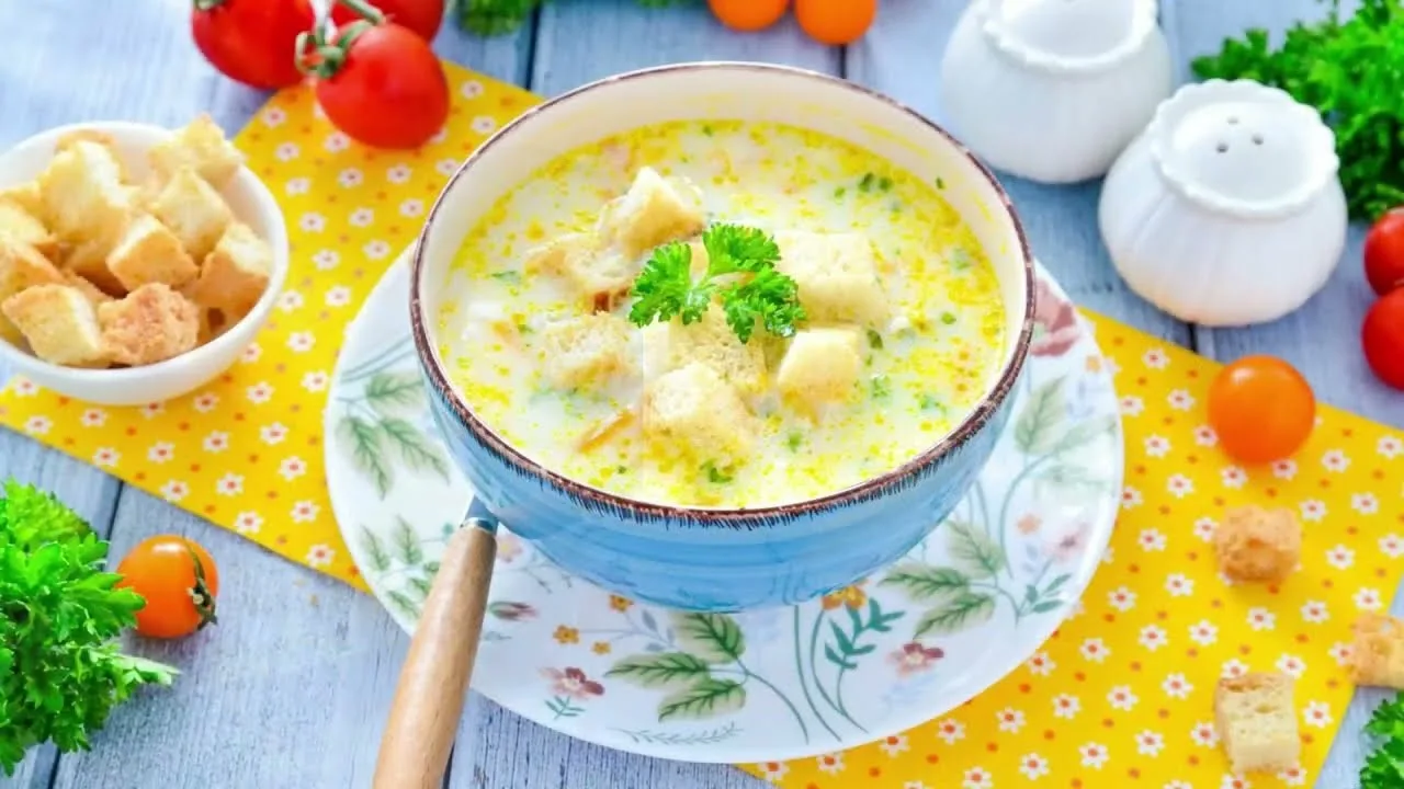 Kermainen keitto kanalla ja makaronilla