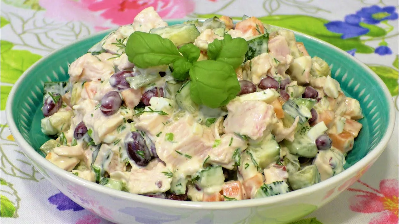 Millionaire-salaatti on juhlapöydän hittituote. Kannattaa valmistaa kaksinkertainen annos.