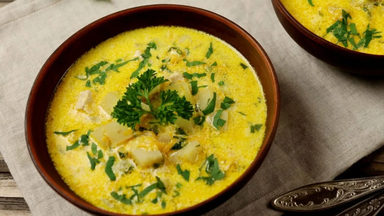 Kermainen keitto kanalla ja makaronilla