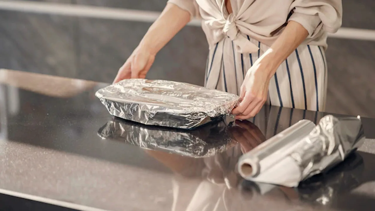 Kiiltävä puoli sisäänpäin vai ulospäin: kuinka kääriä ruoka oikein folioon