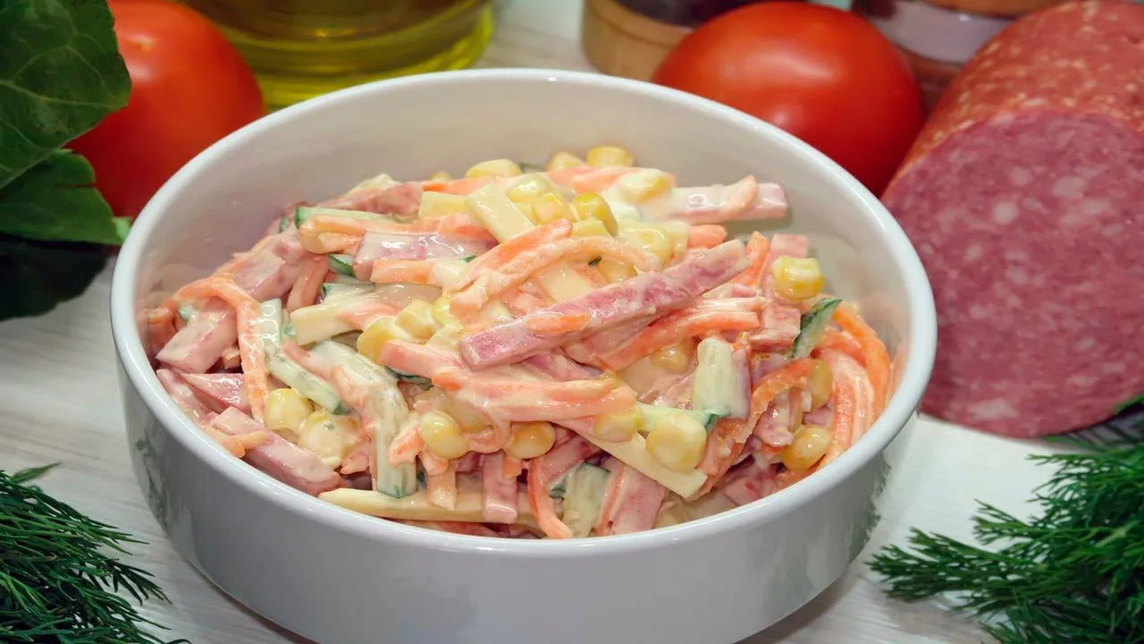 Bombic-salaatti savustetulla makkaralla: valmista vaikka tonni – kaikki menee kuin kuumille kiville