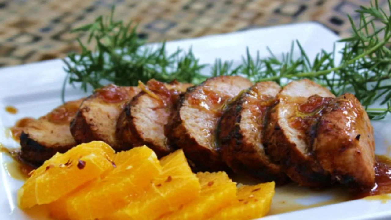 Porsaanfilee appelsiinikastikkeessa. Terveellinen resepti kotiruokaa varten.