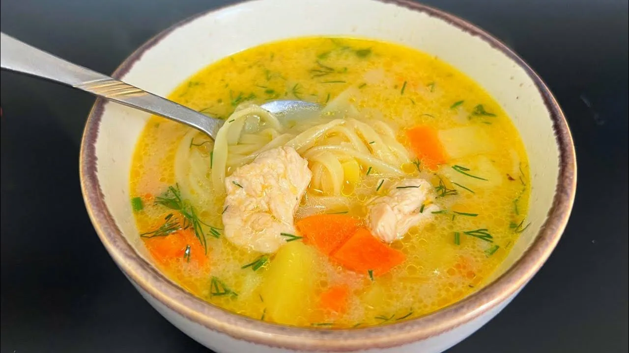 Kermainen keitto kanalla ja makaronilla