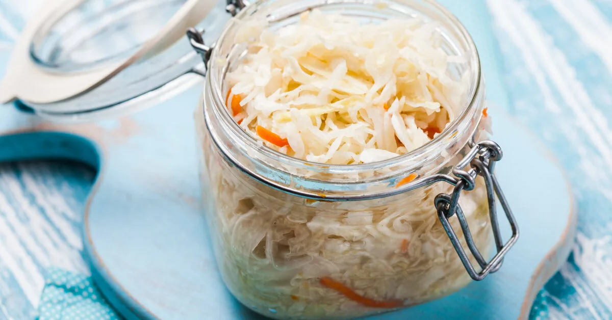 Lisää hapankaaliin yksi hapan hedelmä. Salaatti on niin maukasta, että se katoaa nopeammin kuin kotletit.