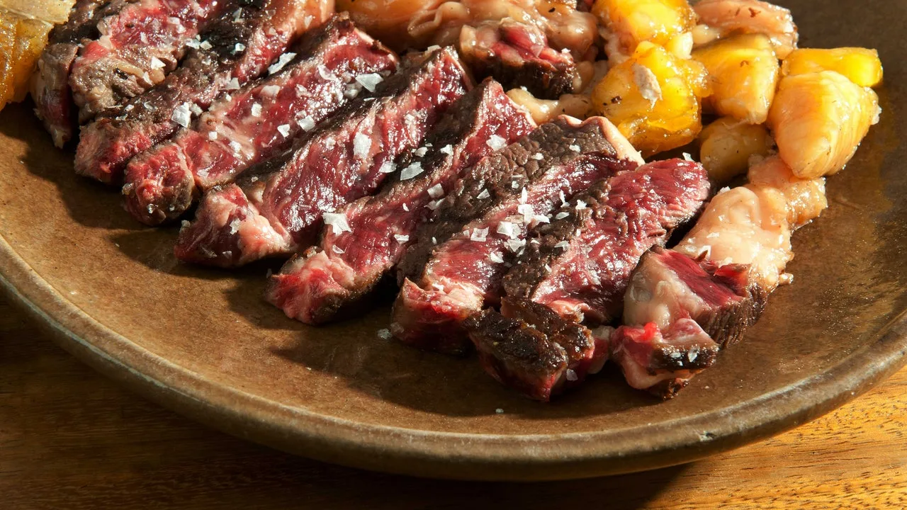 Paistettu naudanliha brandyllä on täydellinen ruoka juhlapäiville.