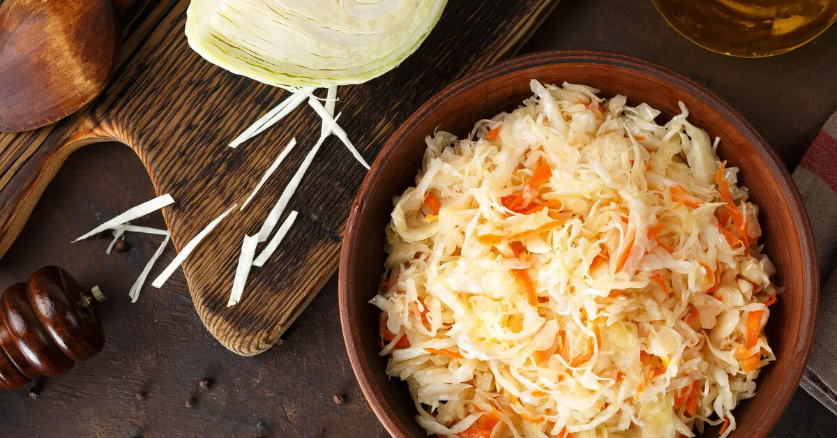 Lisää hapankaaliin yksi hapan hedelmä. Salaatti on niin maukasta, että se katoaa nopeammin kuin kotletit.