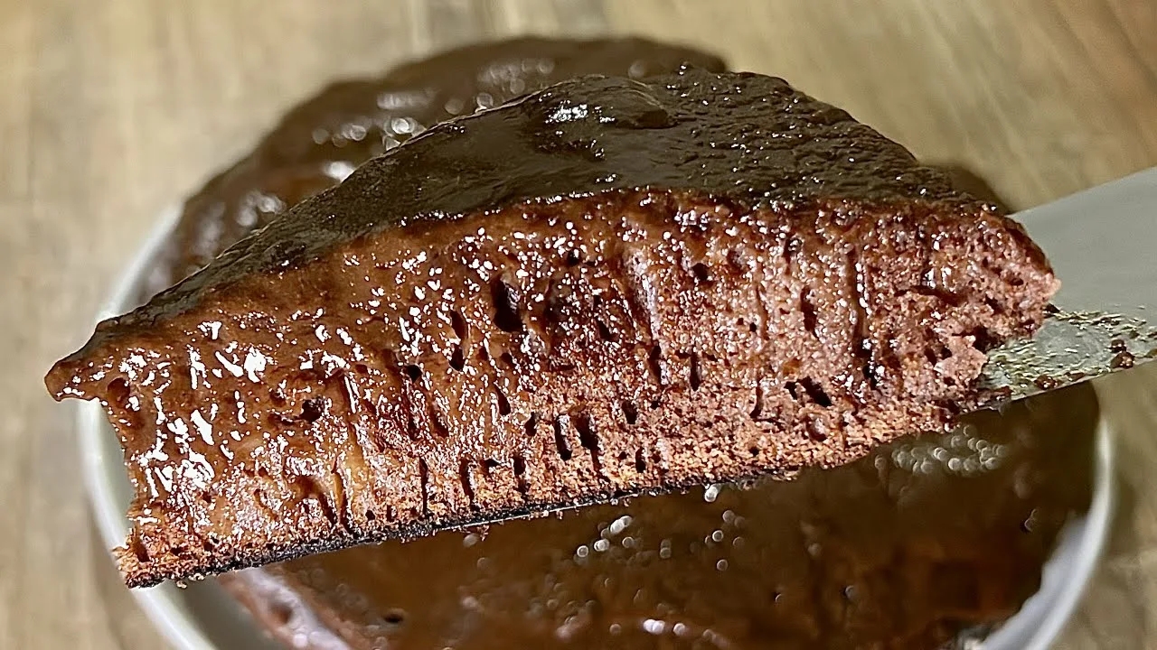 Valmistan suklaakakkua paistinpannulla — herkullinen jälkiruoka maitokastikkeella ja kuorrutuksella 20 minuutissa